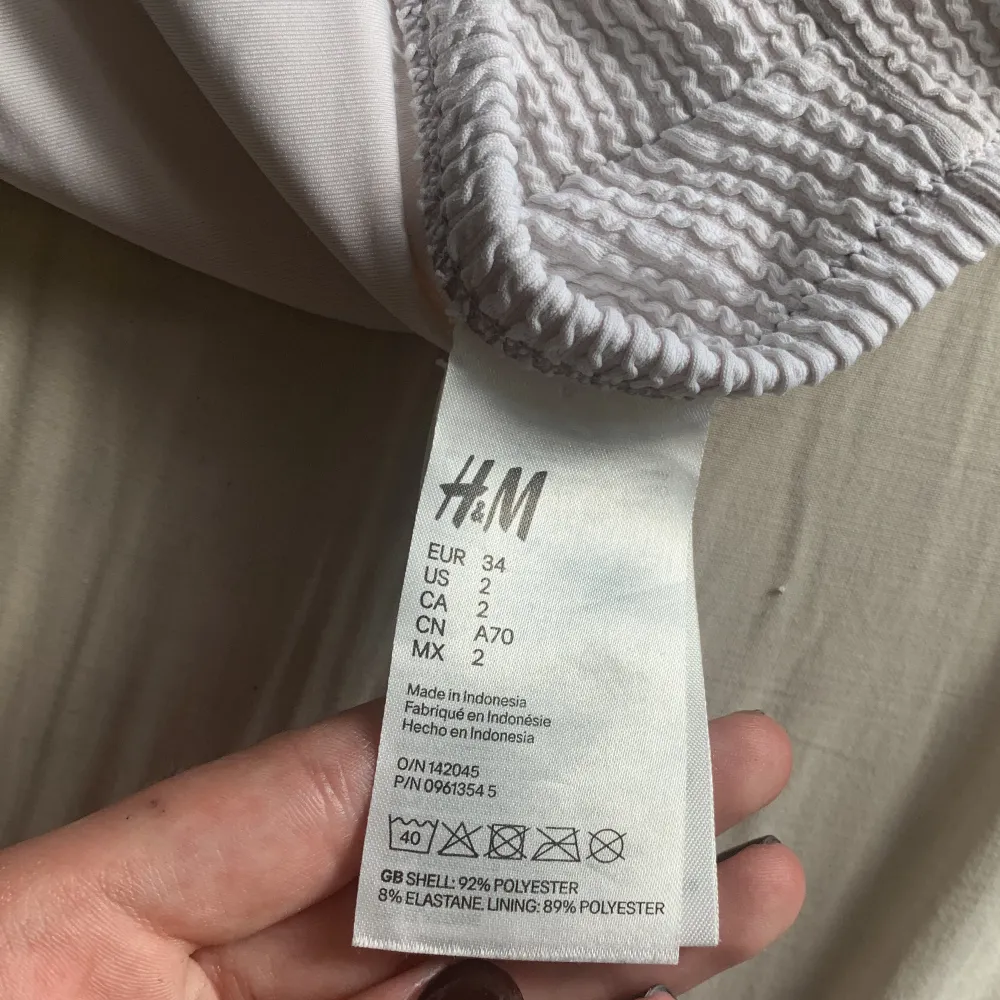 Jättefin vit bikiniöverdel från H&M i storlek 34🌸 Endast använd ett fåtal gånger, säljer den eftersom den är för liten för mig som har storlek 36💖 . Toppar.