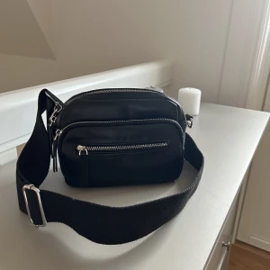 Handväska  - En svart rymlig handväska från Carin Wester. Den är i bra skick och har inga defekter✨