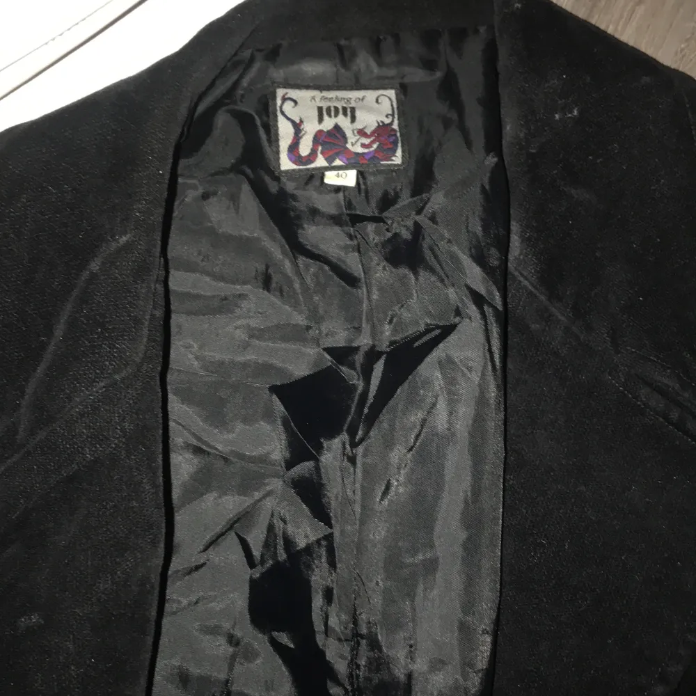 A heavy vintage velvet black blazer made out of mostly organic material, is super comfortable and stylish. It has a feminine and classy cut. Has pockets on both sides. Perfect condition . Kostymer.