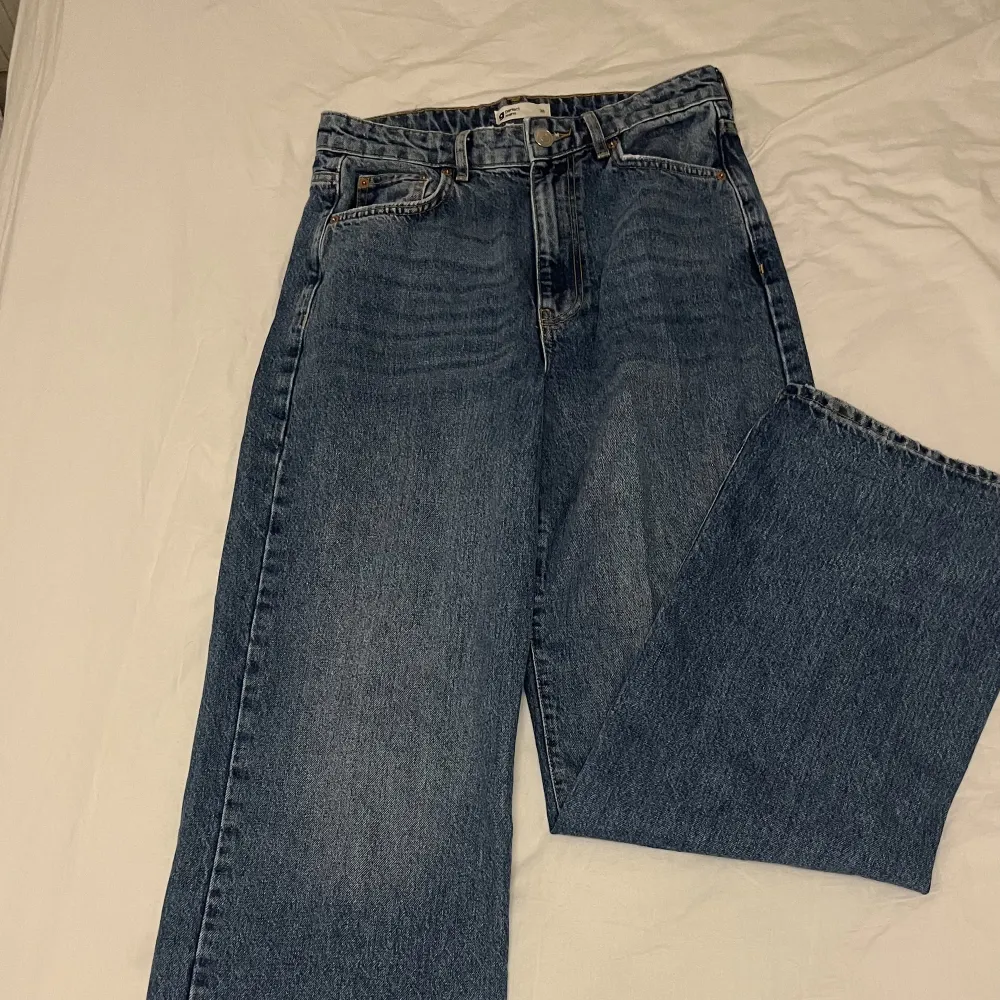 Blåa jeans ifrån Gina Tricot! Använda fåtal gånger, mycket bra skick!. Jeans & Byxor.