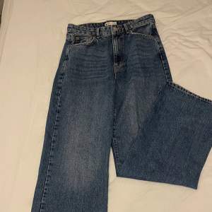 Blåa jeans ifrån Gina Tricot! Använda fåtal gånger, mycket bra skick!