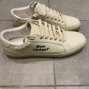Saint Laurent  - Säljer mina Saint Laurent skor då de är för små. 10/10 skick. Nypris 6000. Mitt pris 2900 kan diskuteras. Skriv vid eventuella frågor eller fler bilder🤗