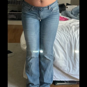 Lågmidjade jeans  - Säljer dessa jättefina lågmidjade bootcut jeansen från hm, väldigt stretchiga. Jag är 164cm!!  200kr + frakt på 59kr🥰  vid intresse går det bra att ge eget prisförslag!
