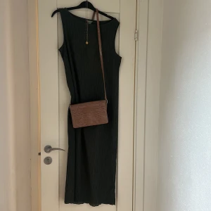 Snygg grön klänning  - Superfin klänning som går att ha både till vardags eller till fest! 