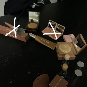 Caia smink - Skriv bara som du är seriös!!!!! Liguid Highlighter -Bronzed Beach Testad endast,nypris 295 Mitt pris 180kr  Highlighter  -Sydney Endast Testad,nypris 345kr 220kr  Matte Bronzer -Bombay Andvänd Max 5 gånger, nypris 295  Jag säljer för 180kr  2 st BB stick