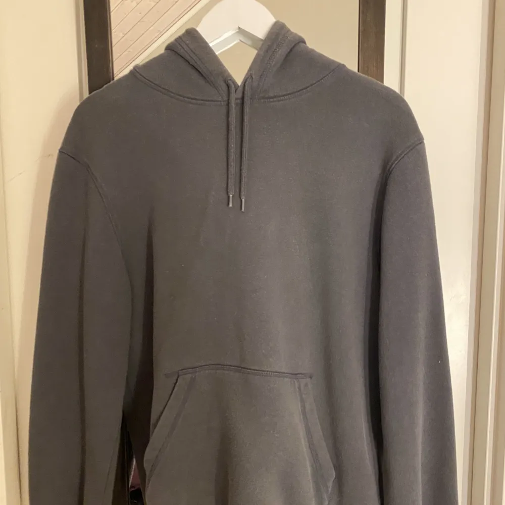 Säljer denna mörkgråa hoodie ifrån hm då den inte kommer till användning längre. Väl använd och lite nopprig därav lågt pris. Jag står ej för kostanden på frakten.. Hoodies.