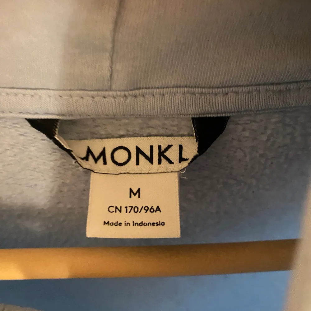 Säljer denna jättefina hoodie ifrån monki då den inte kommer till användning längre tyvärr. Inte använd speciellt mycket. Jag står ej för kostanden på frakten.. Hoodies.