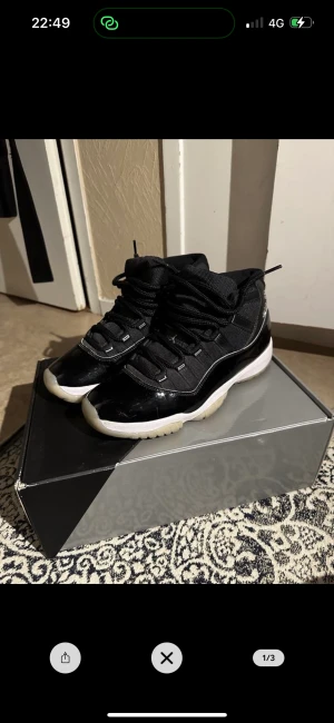 Jordan 11 retro - Skor, stl. 43, Herr Jordan 11 retro jubilee. Size eu. 43. Condition 7,5/10. Lite smuts på sulan och små omärkbara repor, men så gott som nya. Köpta via stockX,  äkta, box och tag finns.  1300 kr