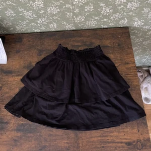 Volang kjol  - Svart kjol med två lager