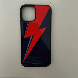 Mobilskal med blixt  - Mobilskal till iPhone 12 från Bjornberry. Skalet är i fint skick. 