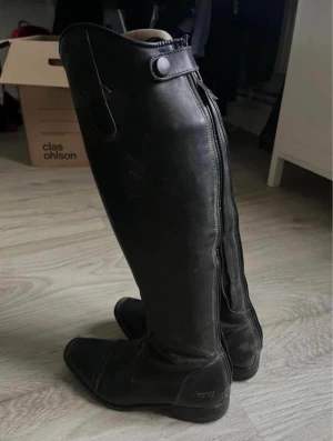 Ridstövlar  - Fina ridstövlar från crw, inte använda på länge och i bra skick!