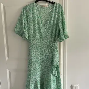 Grön klänning från Pernilla Wahlgrens kollektion på Ullared i storlek S. Kontakta mig vid intresse eller nytt pris.