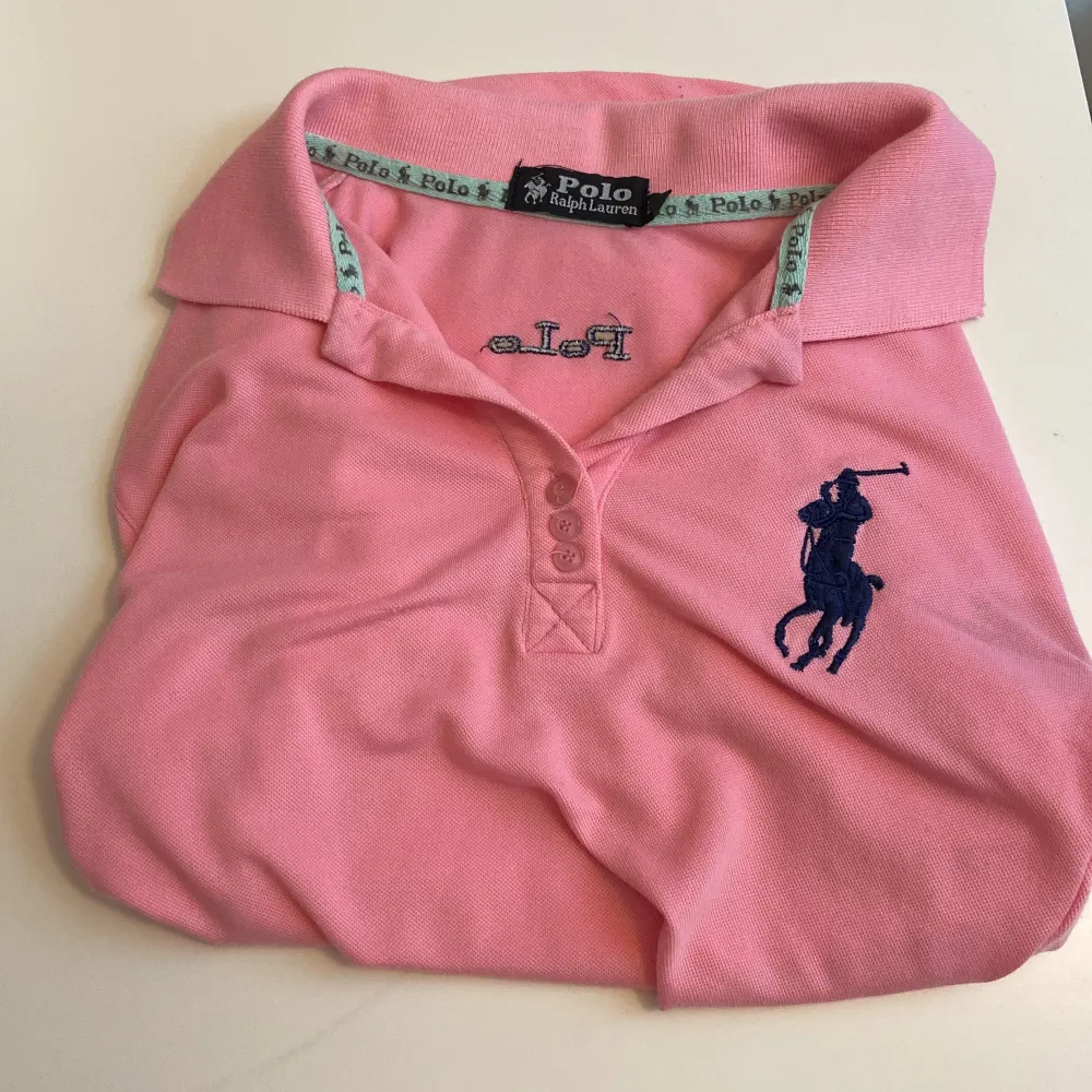 En rosa super fin piké tröja från ralph lauren! Knappt använd, skriv för mer info! Pris kan diskuteras🩷. T-shirts.