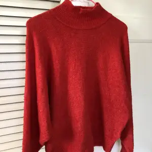 En röd stickad tröja från HM. Storlek xs, fint skick! Köparen står för frakten❣️
