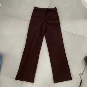 Kostymbyxor  - Jätte fina och snygga kostymbyxor från vero Moda kommer inte till användning så därför säljer jag dom🌟 Använda bara en gång på ett skolfoto  Så ny skick  Kan tänka mig att sänka vid snabb affär 🥰