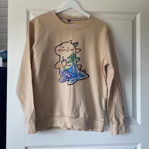tunn sweatshirt - Tunn sweatshirt med en dinosaurie med olika färger här o var. Tror jag beställde den från SHEIN för nåt år sedan men den är i exakt samma skick som den var när jag fick hem den.
