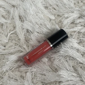 Läpprodukt - Säljer en lip stain alltså ett läppstick kan man säga i en jättefin peachy färg som är helt oanvänd och oöppnad🤍Säljer för 45kr