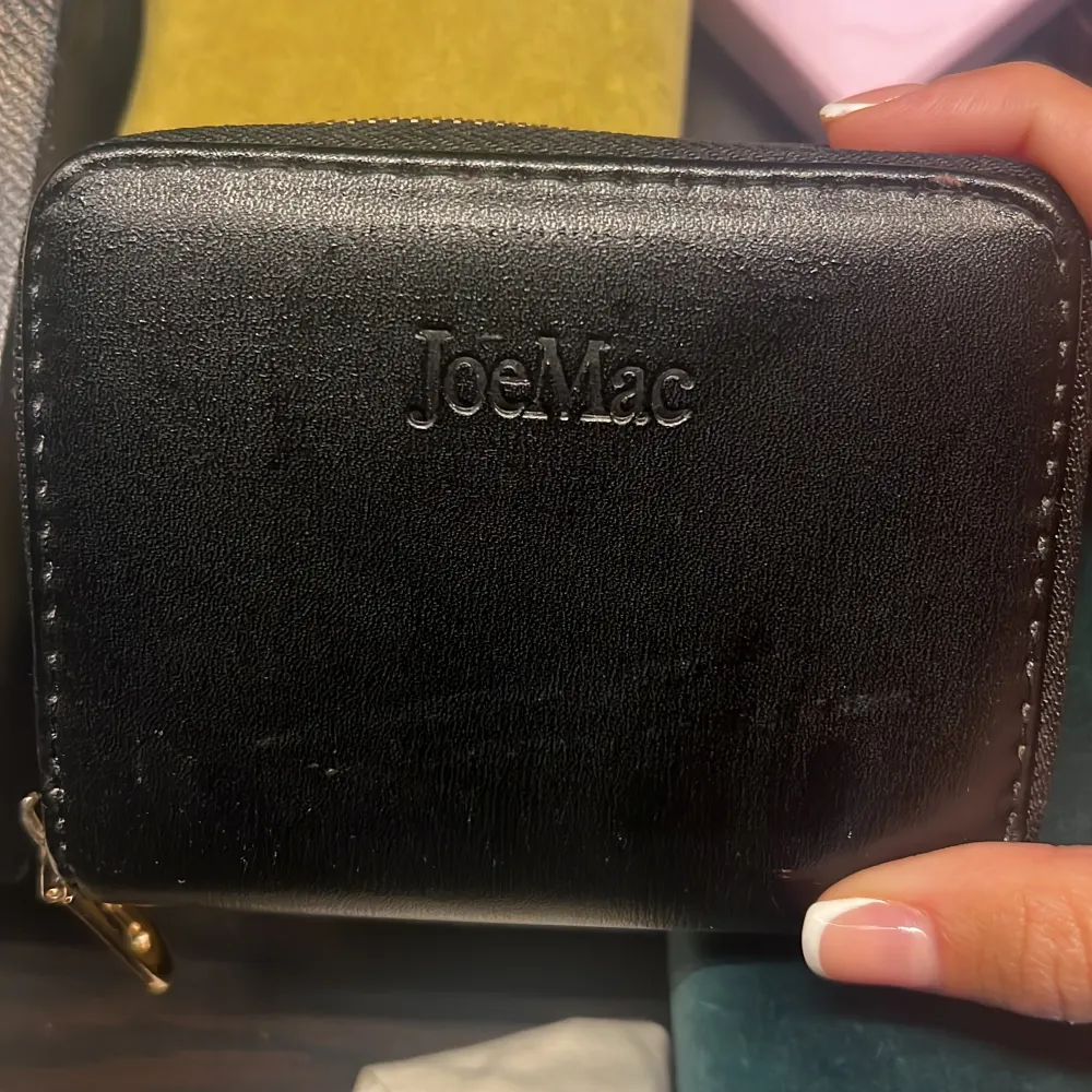 Söt liten plånbok. Köptes för några år sedan har ingen användning av längre. Accessoarer.