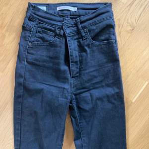 Använda men ändå fina. Storlek: W24, L32. I modellen Mile high skinny. 