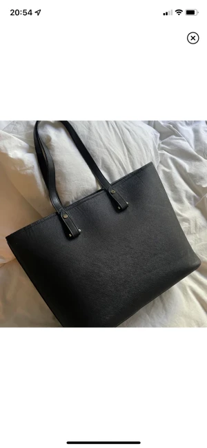 Väska  - Super fin skolväska från hm som är clean och rymlig, sällan använd så i mycket fint skick💞