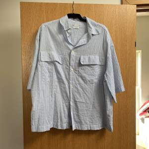 Kortärmad skjorta från Zara! Knappt använd, så den är nästan som ny. Köparen står för frakten💞