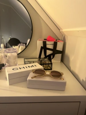 Chimi solglasögon - Jag säljer mina chimmis i model 01😍 jag säljer pågrund av att dom inte kommer till användning längre💗
