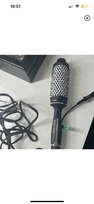 Björn Axén värmeborste - Säljer nu min älskade värmeborste från Björn Axén då den tyvärr inte så ofta kommer till användning! Använd fåtal gånger, i nyskick! 45mm, bredaste modellen! Håret blir sååå fint😩😩🙏🏼🙏🏼