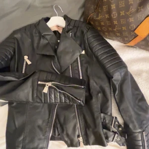 Skinn jacka! - Cool skinn jacka! As snyggt med en stickad tröja under!