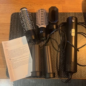 Fake dyson - Detta är en fake version av dyson som köptes för ca 800kr men som endast är använd fåtal gånger då den inte riktigt funkade i mitt hår för det var för glansigt. Skriv för mer frågor 