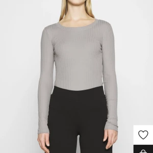 Långärmad tröja  - Säljer denna då jag inte trivs med färgen! Endast använd 1 gång. Har dock en likadan grön som jag älskar! Väldigt skön och bra kvalitet🥰