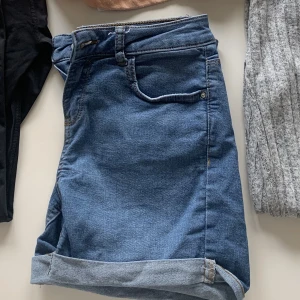 Jeansshorts - Jeansshorts 36: 15kr  Kan mötas upp Vid Köp av alla plagg på bild: 59kr Vid köp av alla kläder (Se profil) 249kr