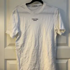 Säljer min vita Calvin Klein t-shirt då den är för liten för mig, 