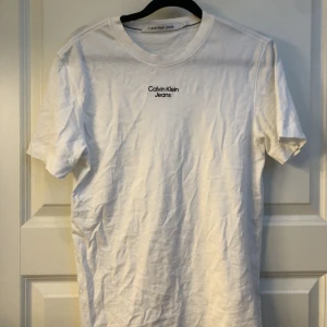 Calvin Klein Jeans T-shurt - Säljer min vita Calvin Klein t-shirt då den är för liten för mig, 