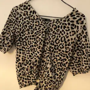 Leopard mönstrad ”räfflad” blus med öppnen rygg ( knytning)
