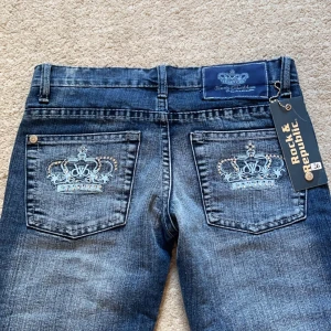 Nya Victoria Beckham jeans - Helt nya lågmidjade bootcutjeans från Victoria Beckham. Innerbenslängd 82cm och midjemått (rakt över) 35cm. Supersnygga men tyvärr försmå på mig. Skriv privat vid frågor eller fler bilder 💕💕💕