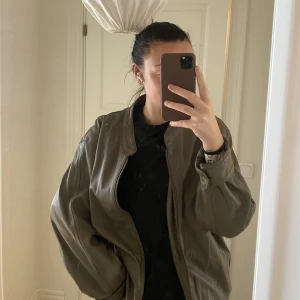 Brun/grön skinnjacka  - Använd fåtal gånger, köpt secondhand 