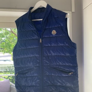 Moncler väst - Hej säljer min Moncler väst sparsamt använd,gott skick. Priset kan diskuteras vid snabb affär.