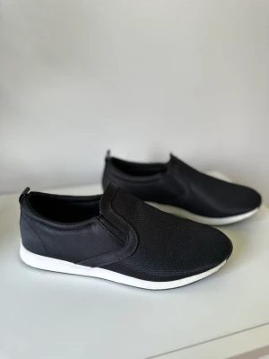 Svarta skor - Svarta skor från dinsko i storlek 38 som är helt nya aldrig använda. Nypris 399kr