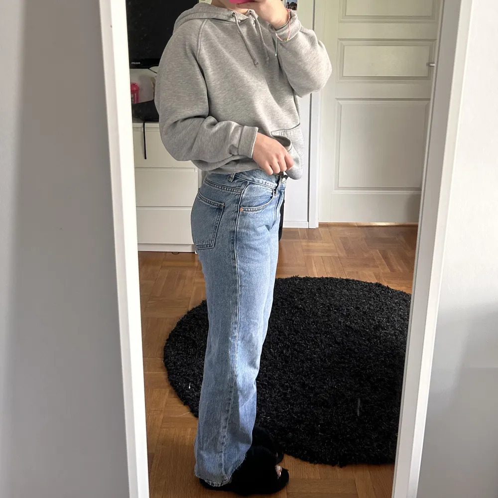 Säljer mina low straight petite jeans från Gina. Ljusblåes super fina jeans men som inte är min stil längre. Jeansen är använda få gånger o helt fel fria❤️. Jeans & Byxor.