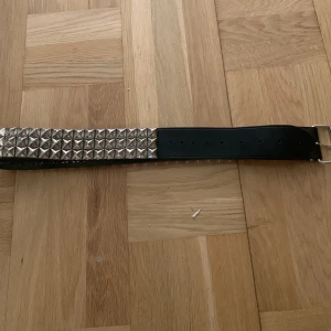 Nitbälte - Ett nitbälte som jag inte har använt. Inga flaws som jag vet om.  Bredd: 5cm Längd: 97cm ish