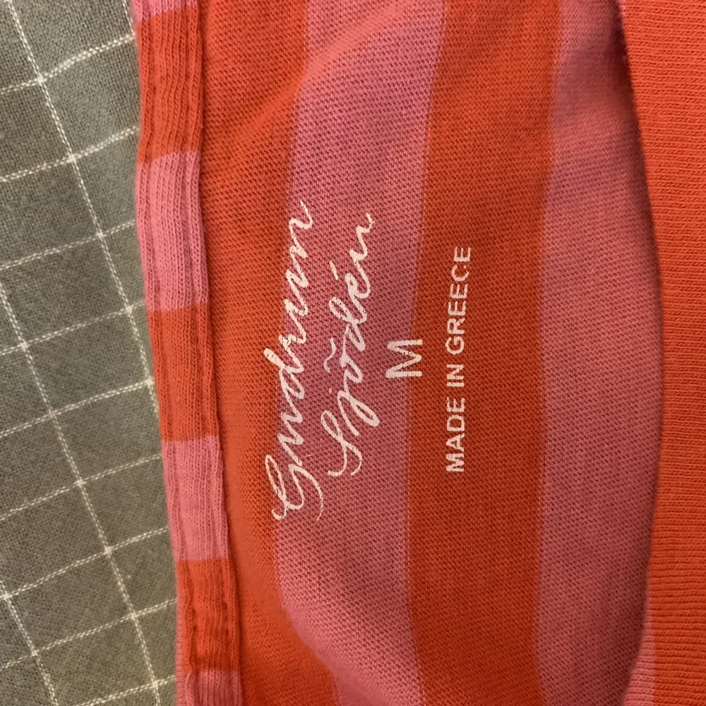Röd- och rosarandig t-shirt från Gudrun Sjödén. Inköpt sommar 2022. Fint skick, inget att anmärka på förutom lite smånoppror i armhålorna. . T-shirts.