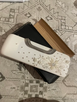 Fin väska  - En jättefin väska som bara använts 1gång! Man kan ha den på bröllop, bal eller även fest. Det funkar nästan till allt 