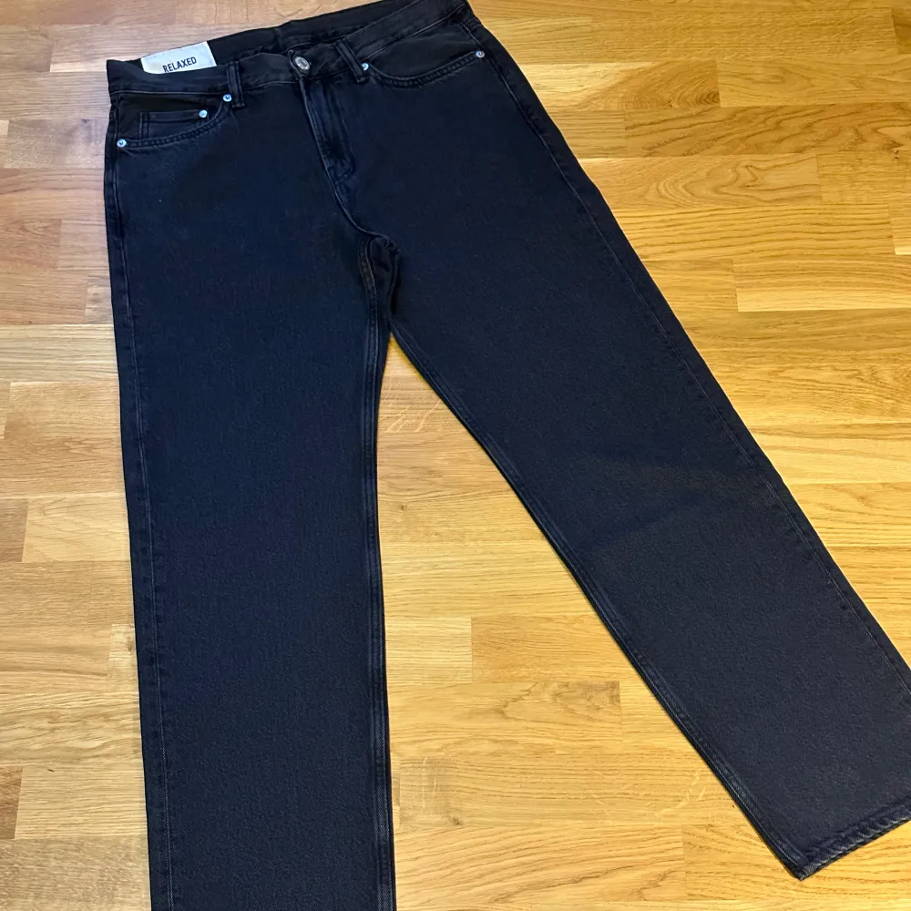 Säljer dessa svarta jeans i storlek 31/32. Endast använda vid få tillfällen och är i nyskick. Säljs även i ljus- och mörkblå på min profil. Skickar gärna fler bilder och svarar på frågor.. Jeans & Byxor.