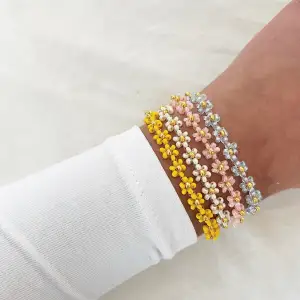 Handgjorda armband i olika färger. Med gulig pärla i mitten samt guldiga lås & kedja.   70kr + frakt  10% av alla mina beställningar i augusti går till djurens rätt🐥  Instagram A.N Smycken 