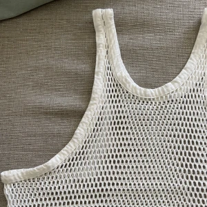 Nätlinne - Coolt nätlinne som är croppat 🌸🤍 Passar en M eller liten L, eller sitter oversize på S 💕 Som ny, knappt använt! Himla snyggt att ha som streetstyle ovanpå en topp eller bh 😍😍