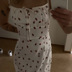 Sommarklänning - Såååå fin sommarklänning som tyvärr är för stor på mig 🍓 Priset kan diskuteras