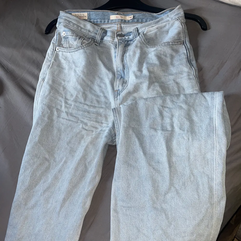 Ljusblå jeans från Levi’s, modell high loose stl 26. Klippt i slutet av byxorna för de skulle passa mig bättre i längden. Dessa passar perfekt till mig som är 163cm lång! När jag köpte dessa kostade de runt 1200kr, jag säljer de nu för 300🥰. Jeans & Byxor.