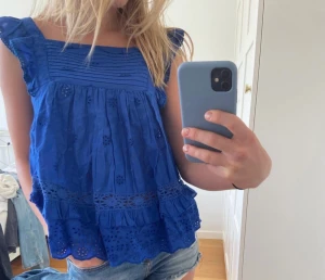 Gulligt linne - Säljer detta söta linne från mango. Kommer inte till användning längre. Det är i mycket bra skick och är varsamt använt endast ett fåtal gånger.  Lånad bild, skicka för fler bilder. Köparen står för frakt.