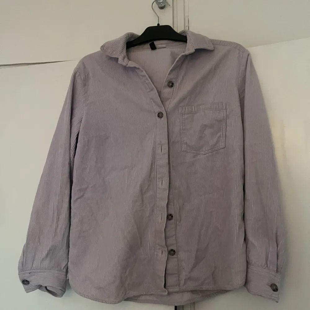 Lila skjortjacka från HM! Går att använda som jacka och skjorta över jeans ex. Säljer denna för 50kr🥰. Skjortor.