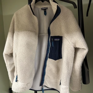 Patagonia fleecejacka som ny (nypris 2600kr) - Supernajs fleecejacka från patagonia modell ”Classic Retro X ”  Size L men lite kort för mig (192cm) så passar nog M bättre  Väldigt sparsamt använd 1 vinter så superbra skick